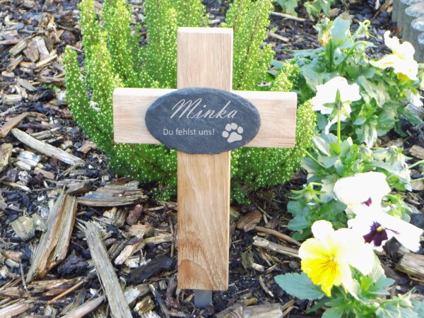 kleines Grabkreuz für Tiere, mit graviertem Schieferschild und Erdspieß