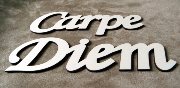 lasergeschnittener Schriftzug "Carpe Diem"