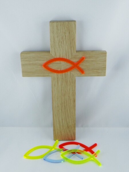 Holzkreuz aus Eiche mit eingelassenem Fischsymbol aus Acryl