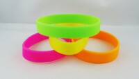 Silikonarmband mit Wunschname in NEON-Farben