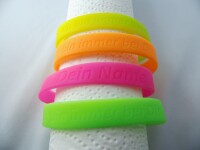 Silikonarmband mit Wunschname in NEON-Farben
