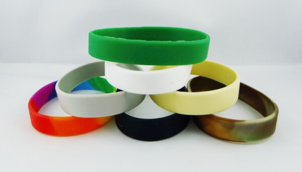 Silikonarmband mit Wunschname in verschiedenen Farben