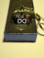 Schlüsselanhänger mit einem Herz aus Kristall-Glas in Geschenkbox